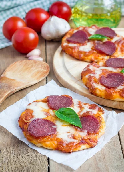 Hemgjord mini pepperoni pizza på en planka — Stockfoto