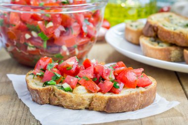 Bruschetta domates, otlar ve kızarmış sarımsak peynir ekmek üzeri yağlıboya