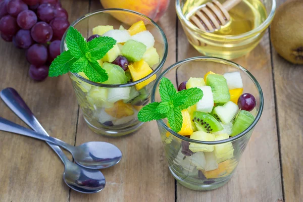 Salade de fruits frais et sains dans un verre — Photo