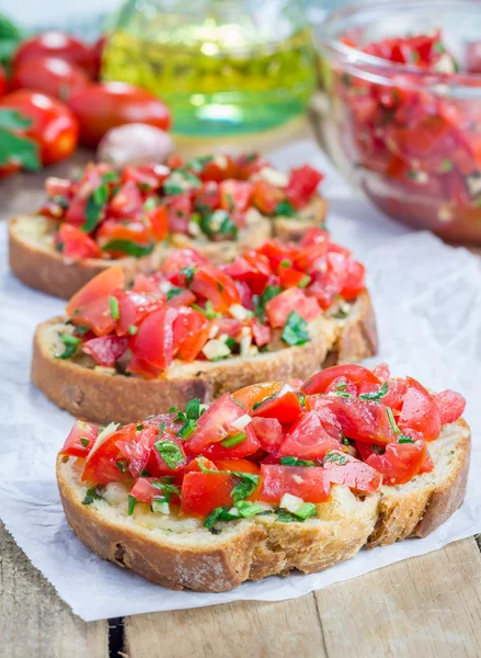 Bruschetta domates, otlar ve kızarmış sarımsak peynir ekmek üzeri yağlıboya