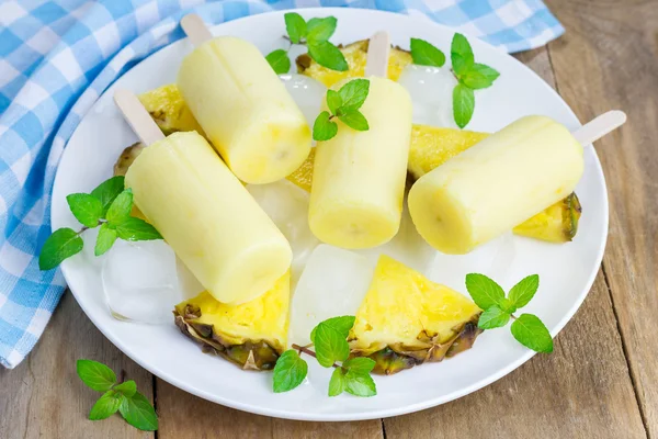 Picolés caseiros com abacaxi e iogurte — Fotografia de Stock