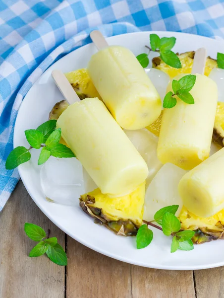 Paletas caseras con piña y yogur — Foto de Stock