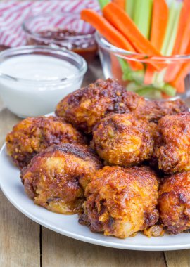 Kavrulmuş Tavuk kereviz ve havuç sopa, mavi peynir sosu ve acı sos eşliğinde