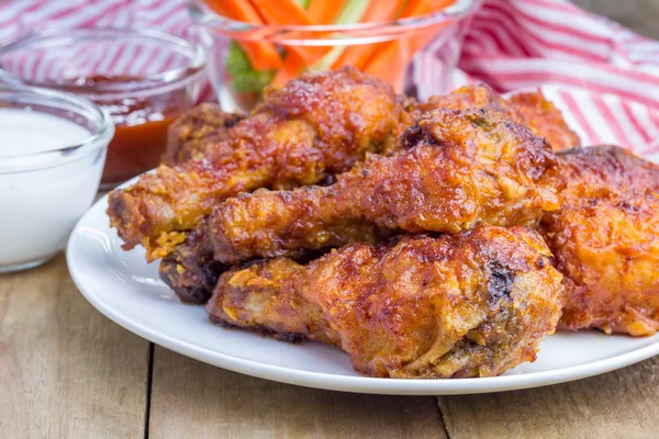 Pollo asado servido con palitos de apio y zanahoria, aderezo de queso azul y salsa picante —  Fotos de Stock