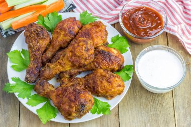 Kavrulmuş Tavuk kereviz ve havuç sopa, mavi peynir sosu ve acı sos eşliğinde