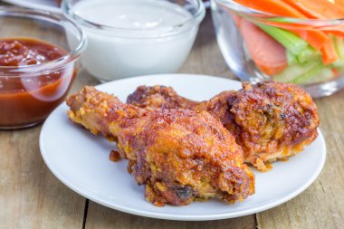 Kavrulmuş Tavuk kereviz ve havuç sopa, mavi peynir sosu ve acı sos eşliğinde