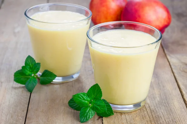 Batido casero de melocotón, yogur y miel — Foto de Stock