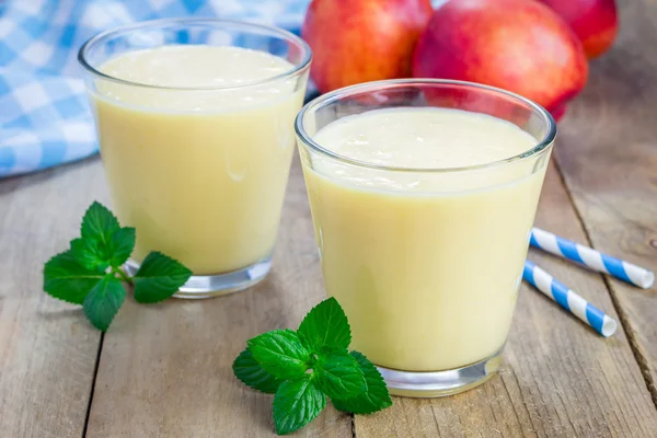 Pêssego caseiro, iogurte e smoothie mel — Fotografia de Stock