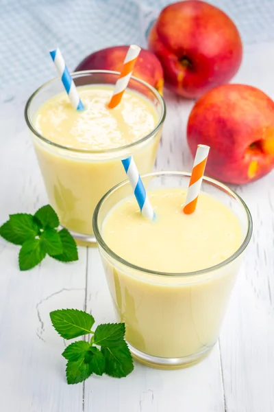 Pêssego caseiro, iogurte e smoothie mel — Fotografia de Stock