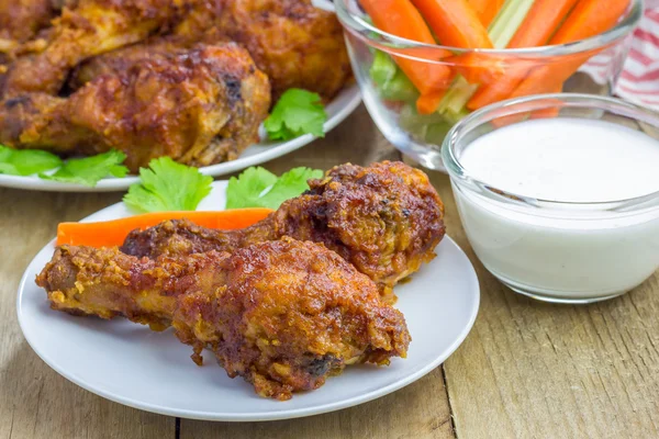 Pollo asado servido con palitos de apio y zanahoria, aderezo de queso azul y salsa picante —  Fotos de Stock