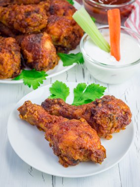 Kavrulmuş Tavuk kereviz ve havuç sopa, mavi peynir sosu ve acı sos eşliğinde