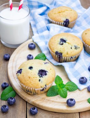 Ev yapımı yaban mersinli kek bardak süt ile