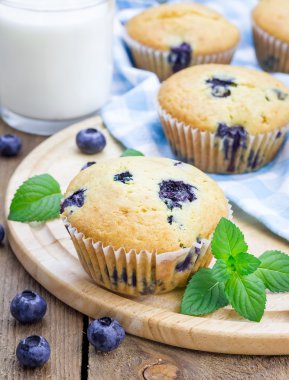Ev yapımı yaban mersinli kek bardak süt ile
