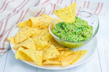 Tıknaz guacamole cips ile hizmet fincanla