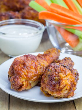 Kavrulmuş Tavuk kereviz ve havuç sopa, mavi peynir sosu ve acı sos eşliğinde