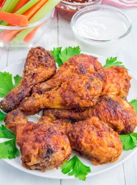 Kavrulmuş Tavuk kereviz ve havuç sopa, mavi peynir sosu ve acı sos eşliğinde