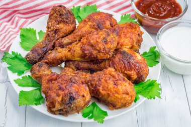 Kavrulmuş Tavuk kereviz ve havuç sopa, mavi peynir sosu ve acı sos eşliğinde