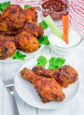 Kavrulmuş Tavuk kereviz ve havuç sopa, mavi peynir sosu ve acı sos eşliğinde