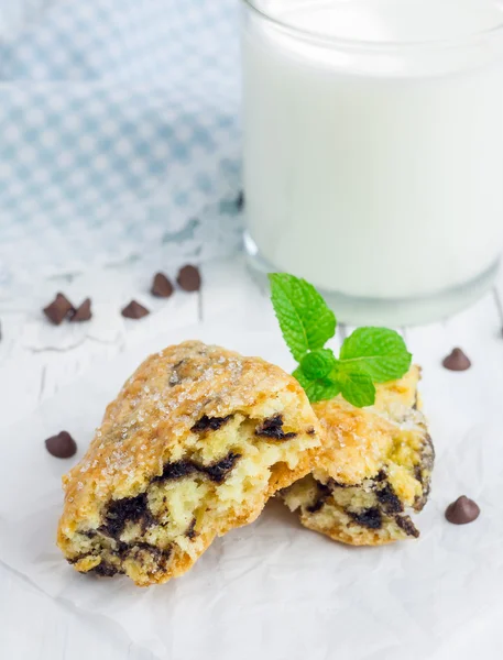 Hausgemachte zuckerbeschichtete Scones mit Schokoladenchips — Stockfoto