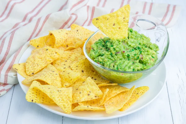 Tıknaz guacamole cips ile hizmet fincanla