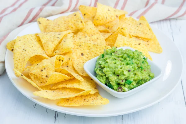 Tıknaz guacamole cips ile hizmet fincanla