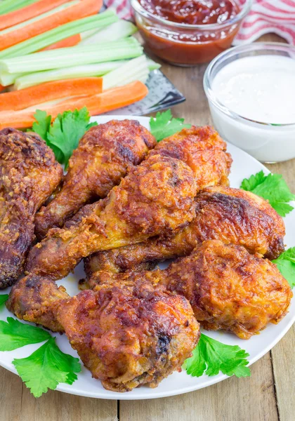 Kavrulmuş Tavuk kereviz ve havuç sopa, mavi peynir sosu ve acı sos eşliğinde