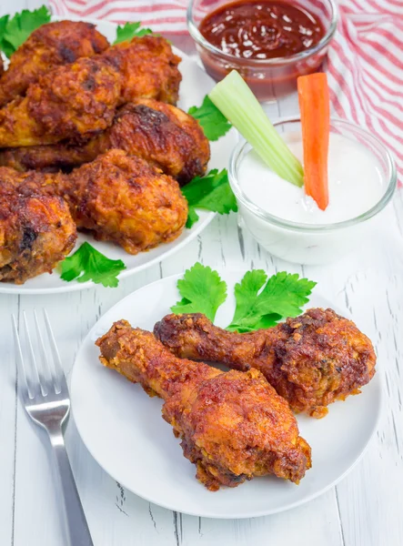 Kavrulmuş Tavuk kereviz ve havuç sopa, mavi peynir sosu ve acı sos eşliğinde