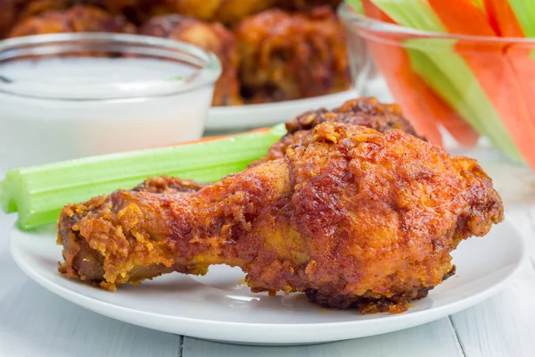 Kavrulmuş Tavuk kereviz ve havuç sopa, mavi peynir sosu ve acı sos eşliğinde