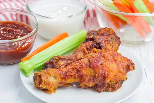 Kavrulmuş Tavuk kereviz ve havuç sopa, mavi peynir sosu ve acı sos eşliğinde