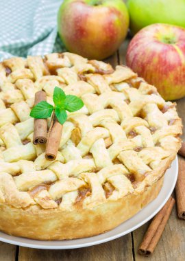 Ev yapımı lezzetli elmalı turta kafes desenli