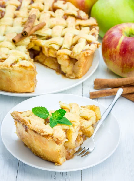 Hausgemachter leckerer Apfelkuchen mit Gittermuster — Stockfoto