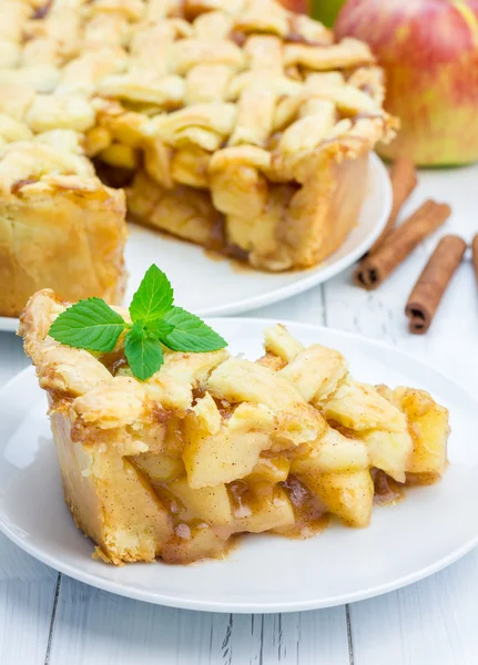 Torta de maçã deliciosa caseira com padrão de treliça — Fotografia de Stock