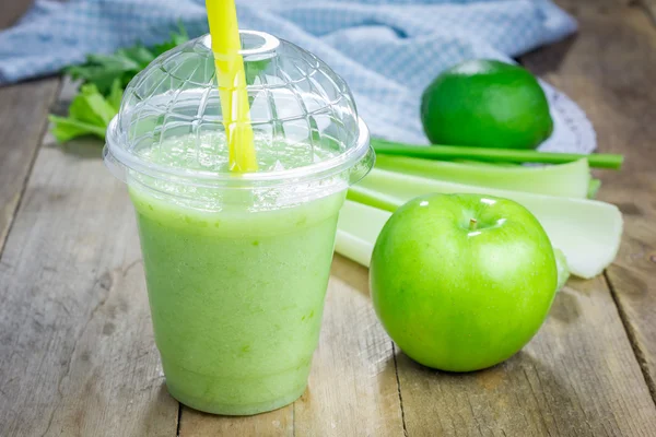 Πράσινο smoothie με μήλο, σέλινο και ασβέστη — Φωτογραφία Αρχείου