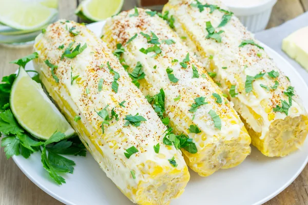 Maïs mexicain au beurre, mayonnaise, parmesan, chili, coriandre et citron vert — Photo