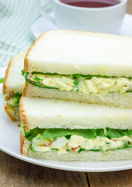 Sandwich with egg salad, bacon, green onion and lettuce — Stock Photo, Image