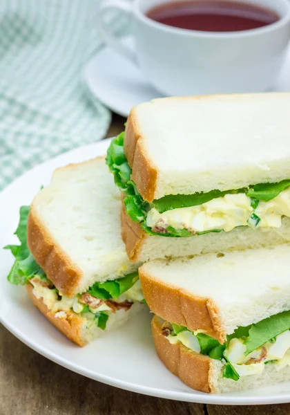 Sandwich with egg salad, bacon, green onion and lettuce — Stock Photo, Image