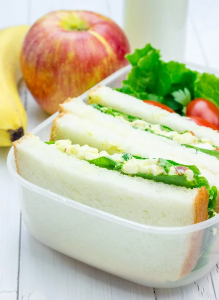 Pranzo al sacco con panini all'insalata di uova, mela, banana e latte — Foto Stock