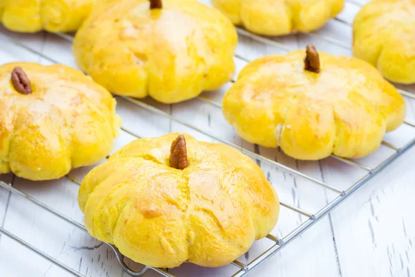 Pães de abóbora caseiros frescos em um rack de refrigeração — Fotografia de Stock