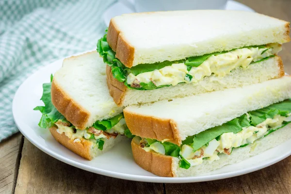 Sanduíche com salada de ovo, bacon, cebola verde e alface — Fotografia de Stock