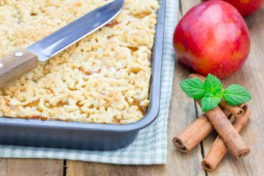 Ev yapımı Erik pasta pişirme çanağı içinde harap