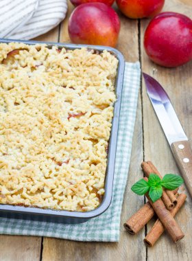 Ev yapımı Erik pasta pişirme çanağı içinde harap