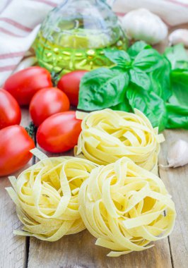 Ahşap masa üzerinde ham tagliatelle makarna
