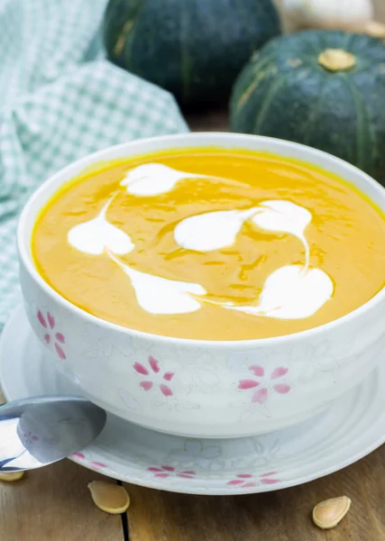 Sopa de calabaza con crema agria en una mesa de madera — Foto de Stock