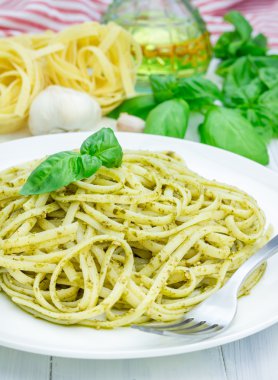 Beyaz tabakta pesto soslu tagliatelle makarna