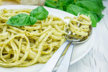 Beyaz tabakta pesto soslu tagliatelle makarna