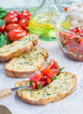 Bruschetta domates, otlar ve kızarmış sarımsak peynir ekmek üzeri yağlıboya