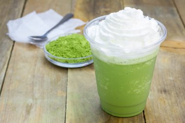 Ev yapımı yeşil çay frappe plastik kap içinde