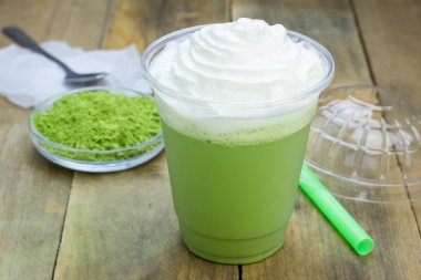 Ev yapımı yeşil çay frappe plastik kap içinde