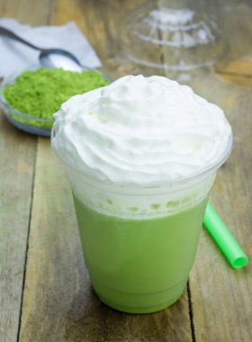 Ev yapımı yeşil çay frappe plastik kap içinde
