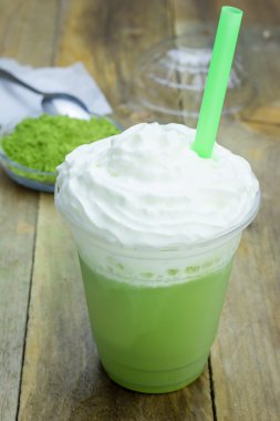 Ev yapımı yeşil çay frappe plastik kap içinde
